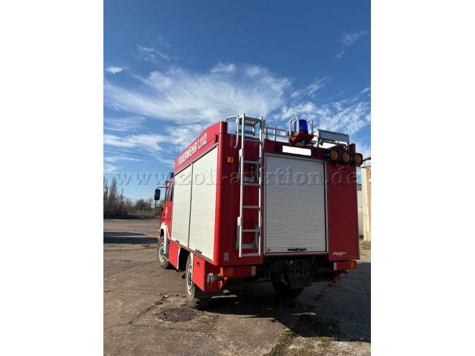 Rückansicht des Feuerwehrfahrzeuges mit Geräteräumen, Heckleiter und Dachaufbau.