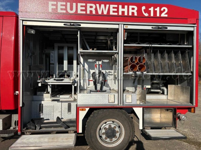 Linke Fahrzeugseite mit geöffneten Geräteräumen und Einblick in die Geräteeinteilung.