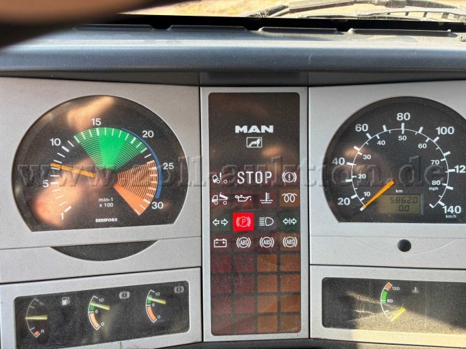 Detailansicht des Armaturenbretts mit Instrumenten und Anzeigen.