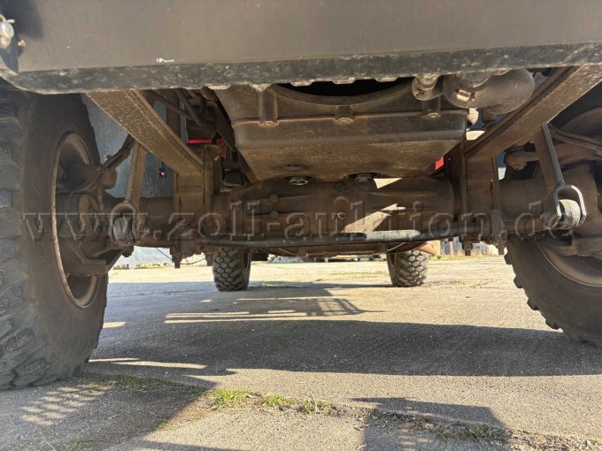 Unteransicht des Fahrzeugs mit Achsen und Antriebskomponenten.