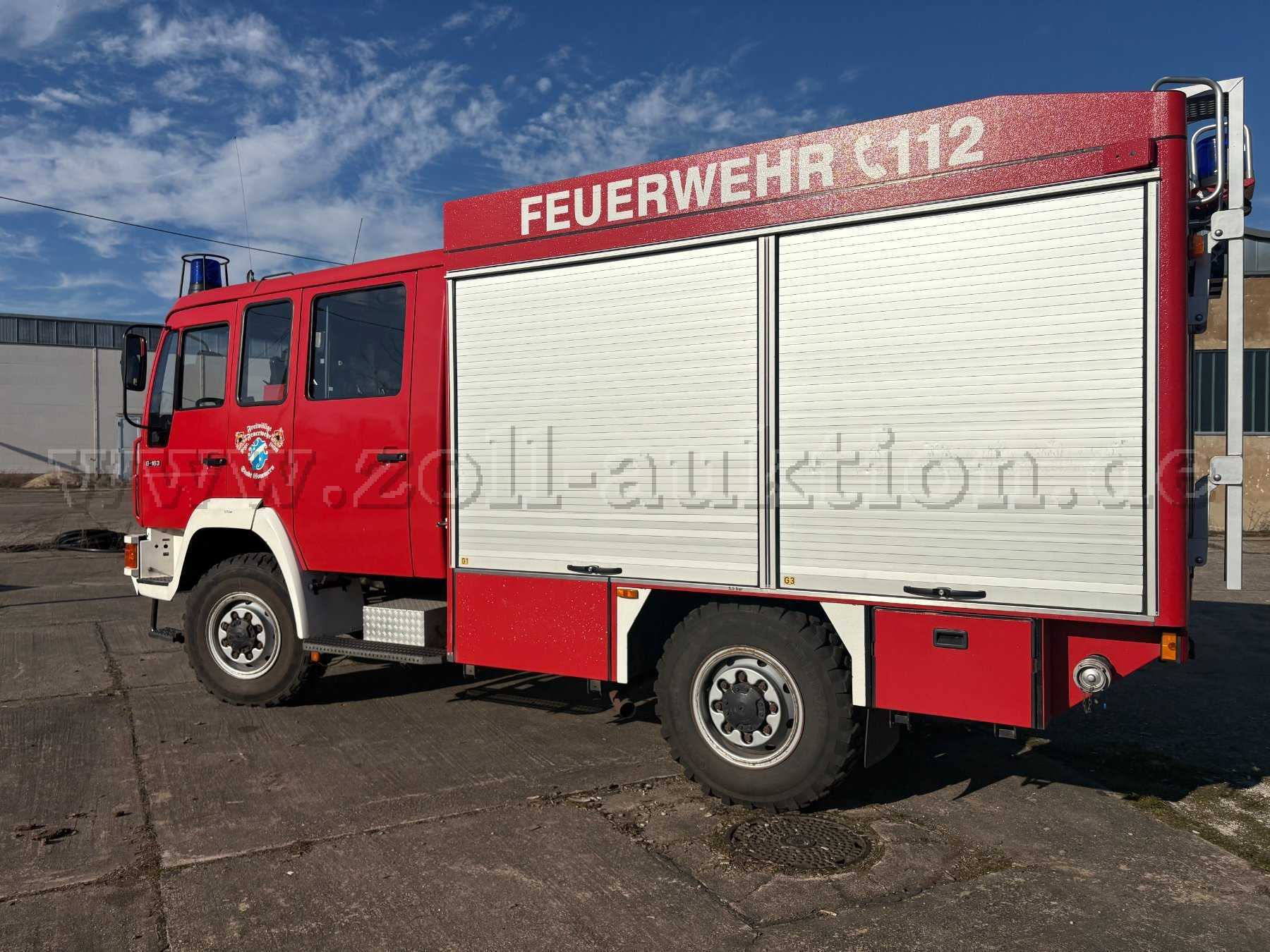 Seitenansicht des Feuerwehrfahrzeuges mit geschlossenen Geräteräumen.