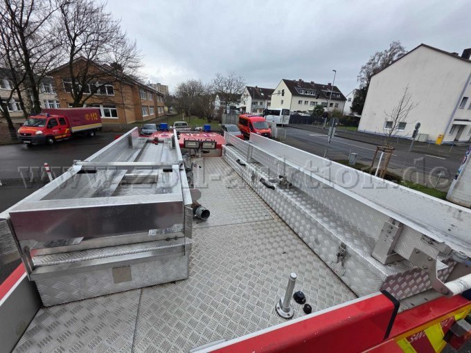 Fahrzeugdach mit Leiterhalterungen und Dachboxen