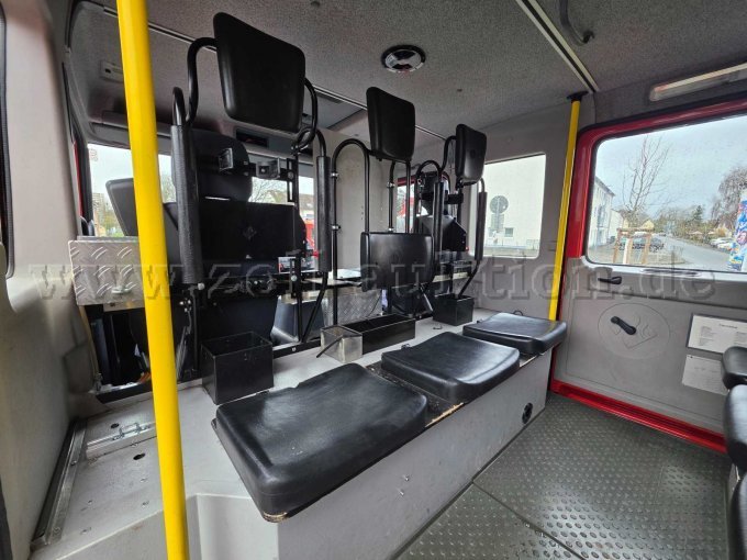 Mannschaftsraum / Halterungen Atemschutzgeräte.