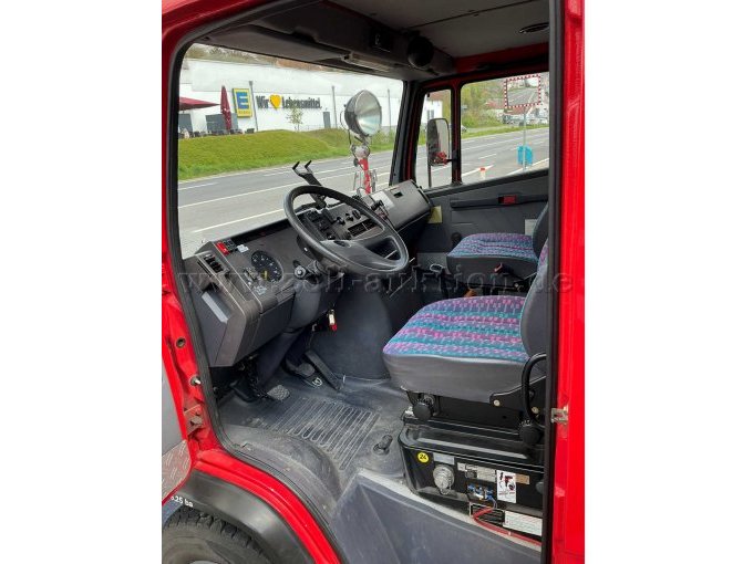 Innenansicht Fahrerseite mit kleinem Riss am Lederbezug des Sitzes im unteren Bereich und Schleifspuren im Einstiegsbereich