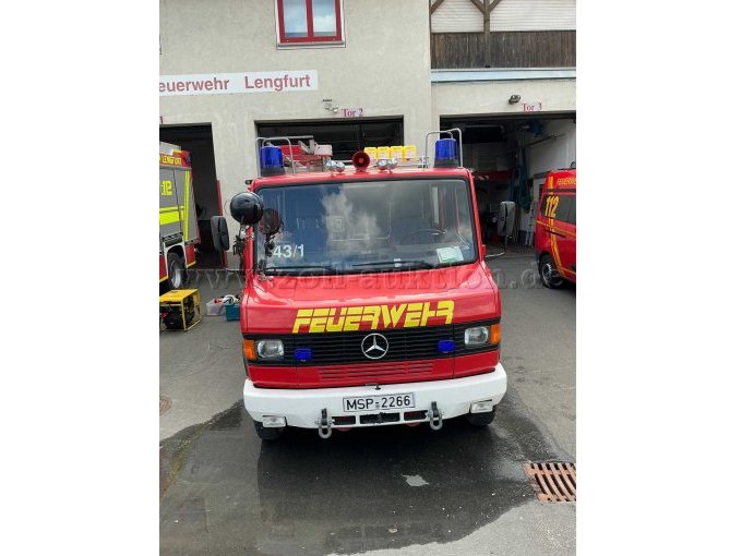 Frontalansicht mit Schriftzug "Feuerwehr" und Funkkennziffer