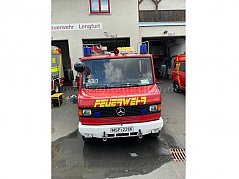 Frontalansicht mit Schriftzug "Feuerwehr" und Funkkennziffer