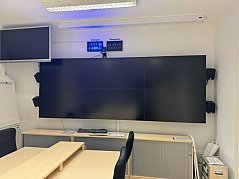 LED-Wand mit 6 Bildschirmen und TV-Gerät