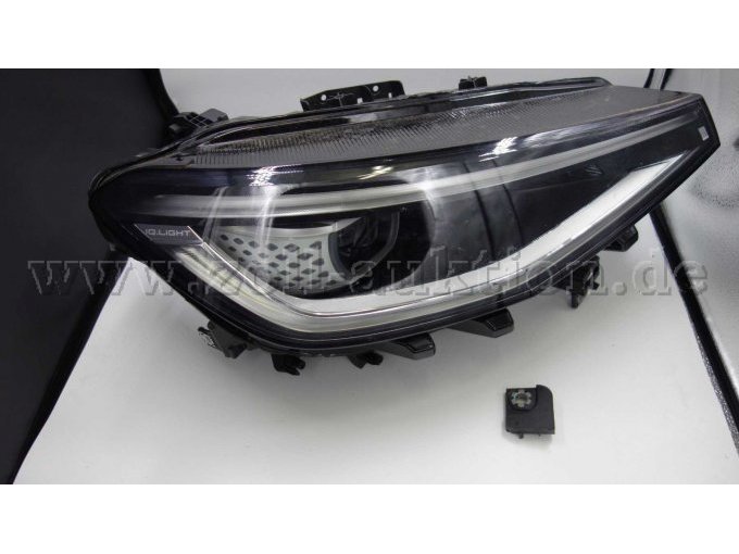 Frontscheinwerfer, rechts,
abgebrochene Halterung