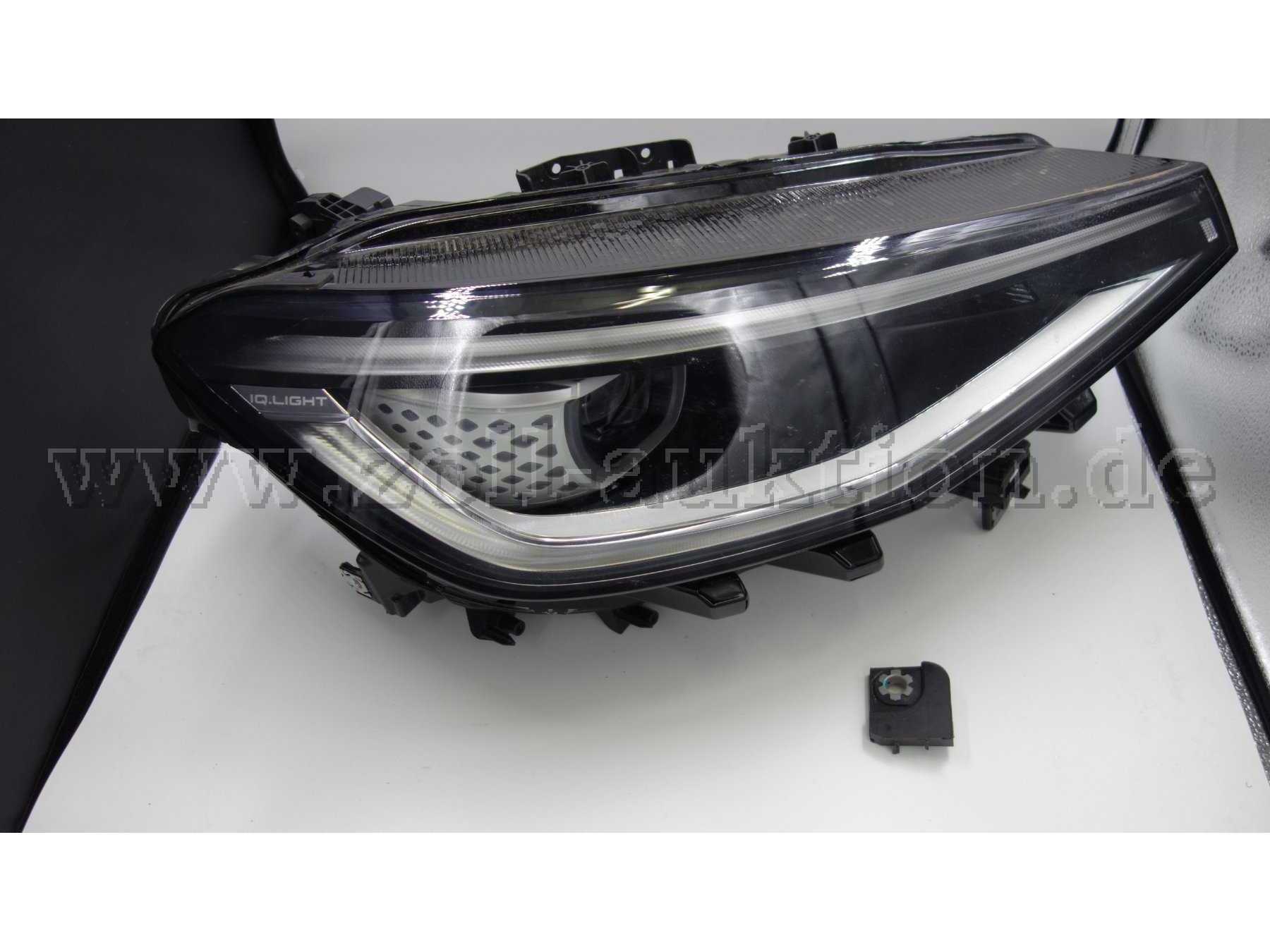 Frontscheinwerfer, rechts,
abgebrochene Halterung