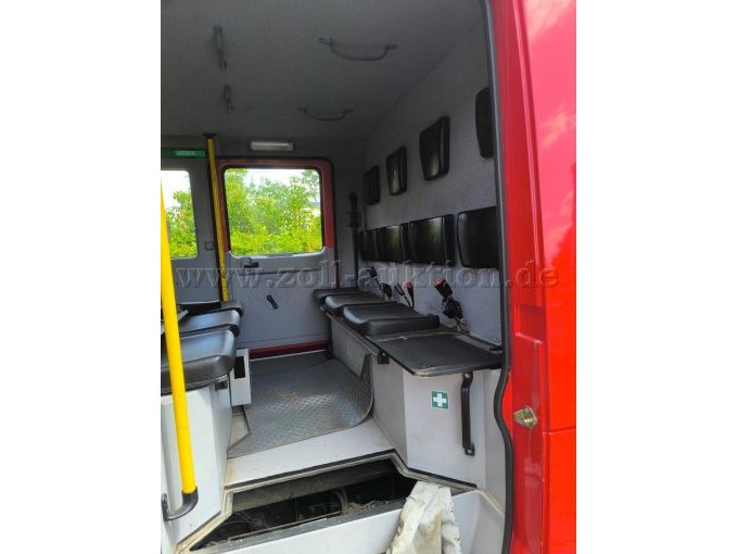 Mannschaftsraum (Fond) - Bodenöffnung für Batteriezugang