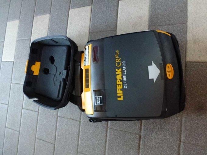 Defibrillator mit Tragetasche