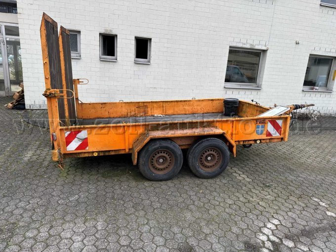 Seitlich links