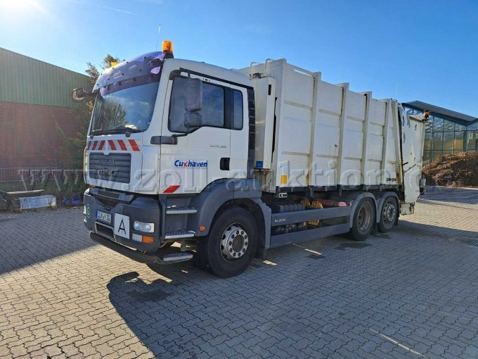 Müllwagen MAM TGA 26.320 - Seite links