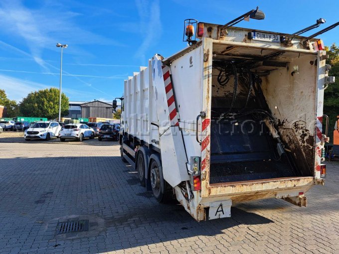 Müllwagen MAM TGA 26.320 - Heck links