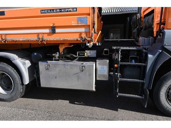 Rost und Oxidation an der Kipperbrücke. Elektrik und Hydraulik für Ladekran verbaut.