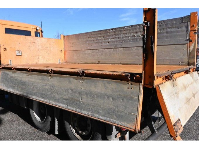 Bordwände stark gebraucht und durchstoßen