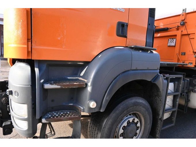 Lackschäden und Aufkleberreste an der Kabine