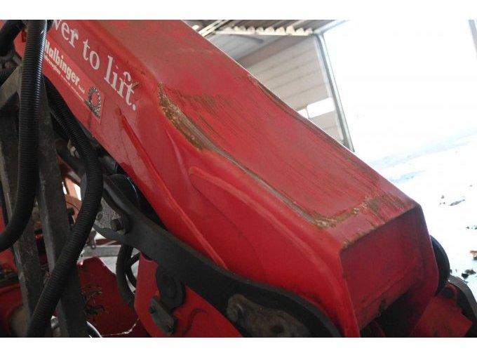 Der LKW fuhr mit ausgefahrenen Kran gegen eine Brücke. Der Kran ist beschädigt und wurde demontiert.