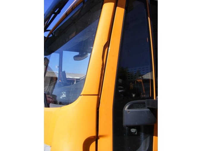 abgeplatzte Verkleidung am Fahrerhaus