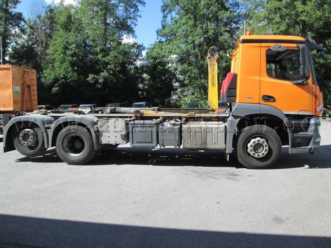 1 LKW Abrollkipper Mercedes Benz Arocs 2643 (Wagen 506) – foto 2 – kavel bij Zoll-Auktion, Raubling
