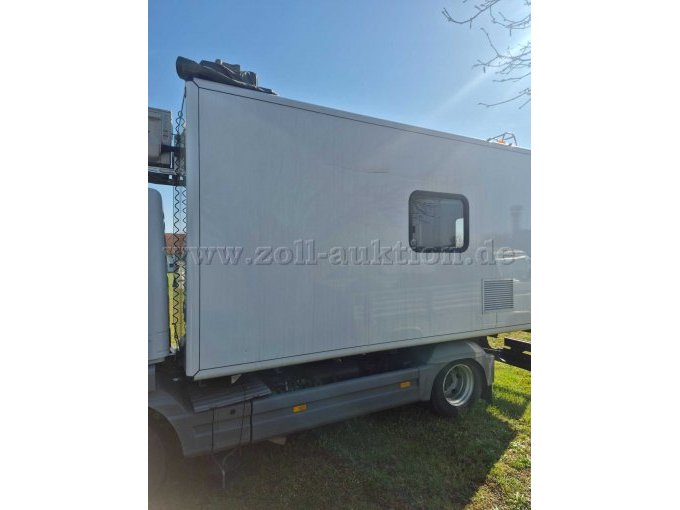 Ansicht links Fenster mit Beschädigung (Kratzer oberhalb)