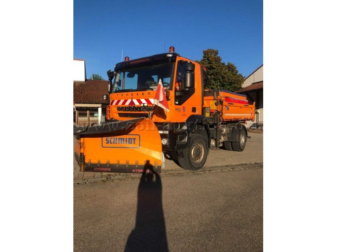 1 LKW IVECO B044 mit Kipper und Winterdienstausrüstung – foto 2 – kavel bij Zoll-Auktion, Gersthofen
