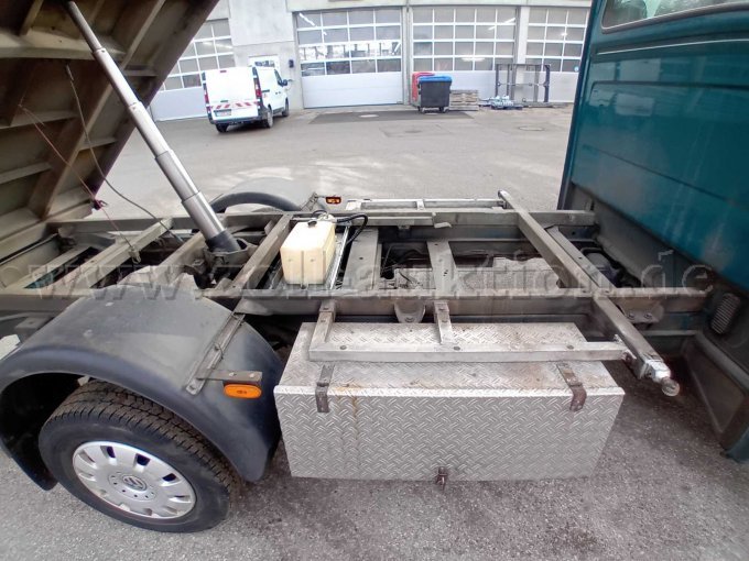 Seitenansicht rechts Kiste und Rahmen mit Kipperstempel