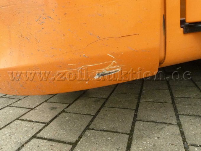 Stoßstange vo. li. gebrochen / angefahren