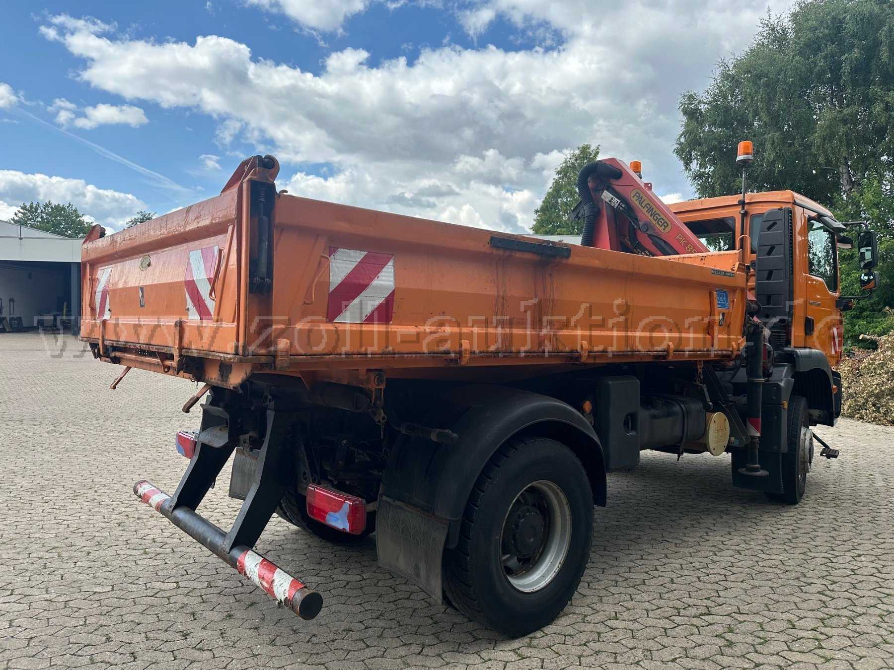 LKW hinten von rechts