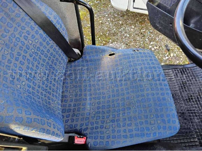 Sitzpolster vorne aufgerissen