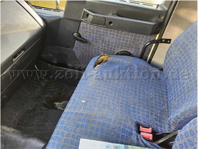 Sitzpolster vorne aufgerissen