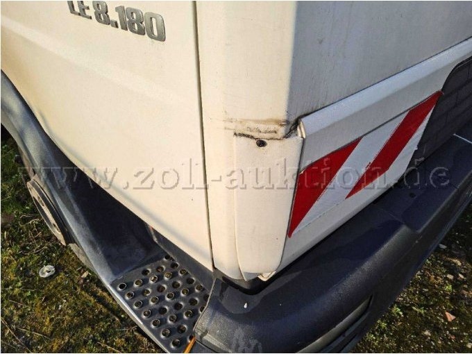 Leiste vorne rechts abgebrochen