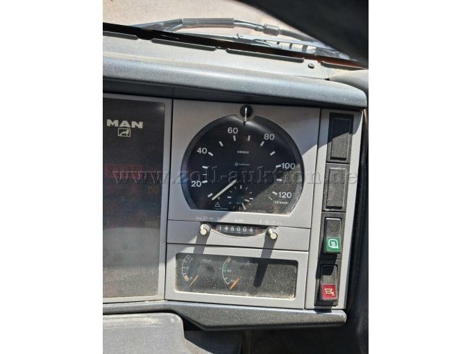 Fahrer-Cockpit mit Kilometerstand