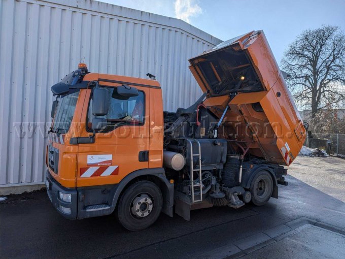 Kehrbehälter gekippt