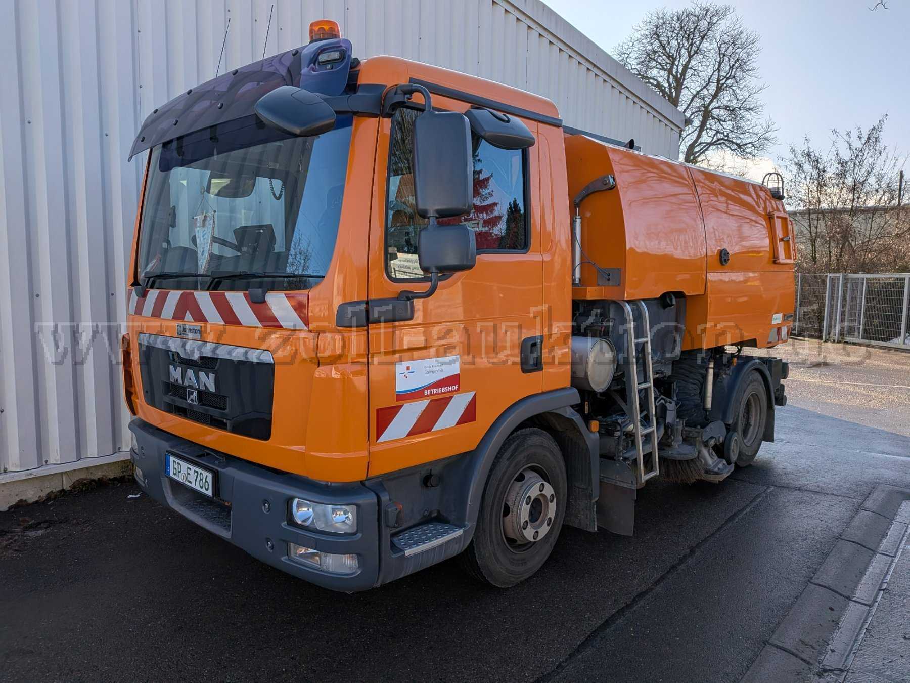 Kehrmaschine von vorne