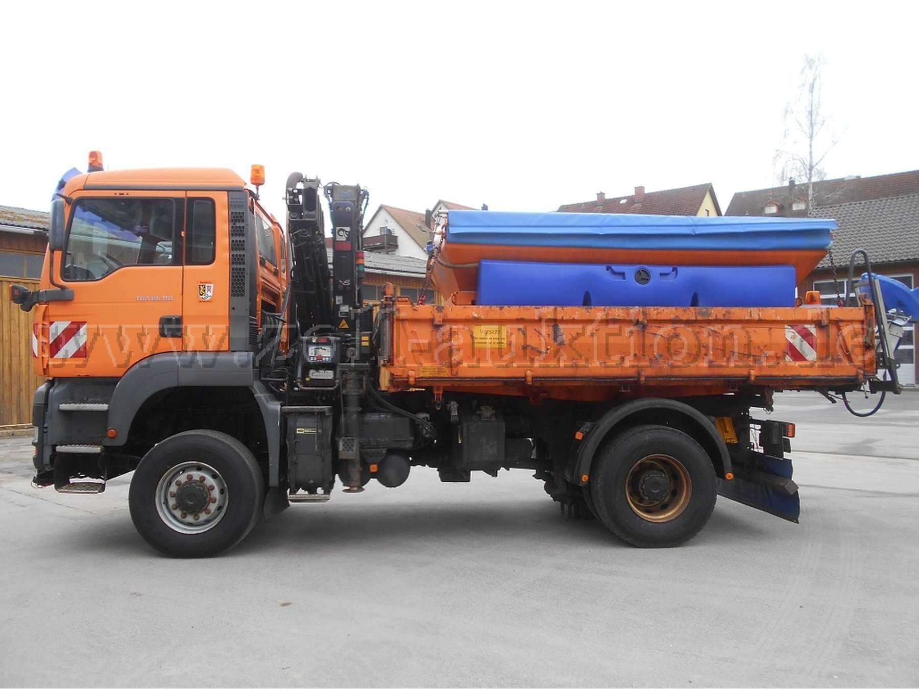 Lkw mit Kran und Streuer links