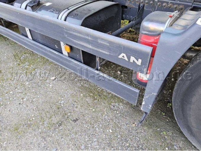 Starke Gebrauchsspuren dem Alter entsprechend vorhanden