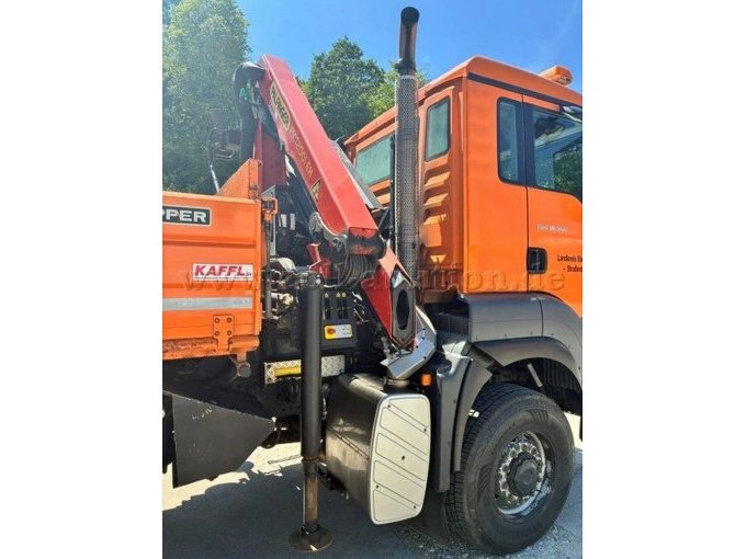 LKW Kran hinter Führerhaus
