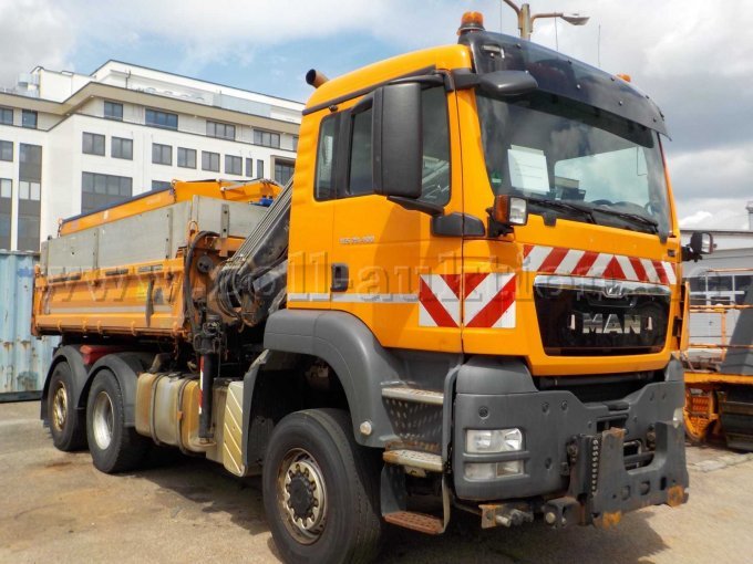 Front- und Seitenansicht LKW