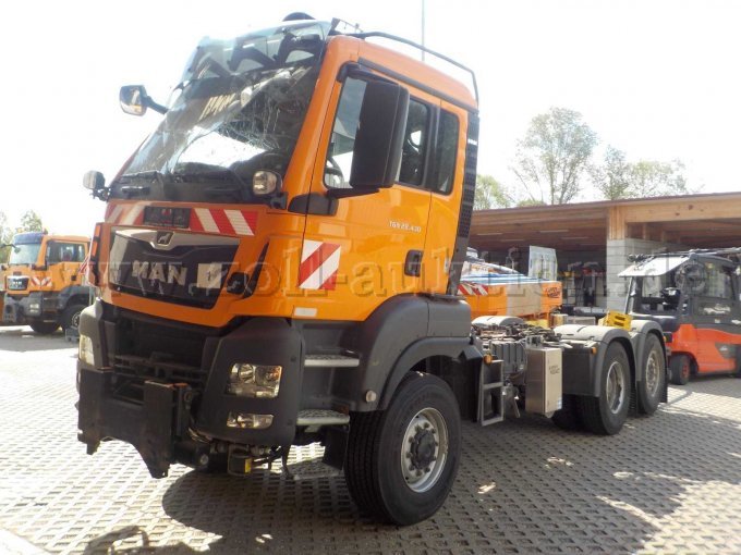 Front- und Seitenansicht LKW