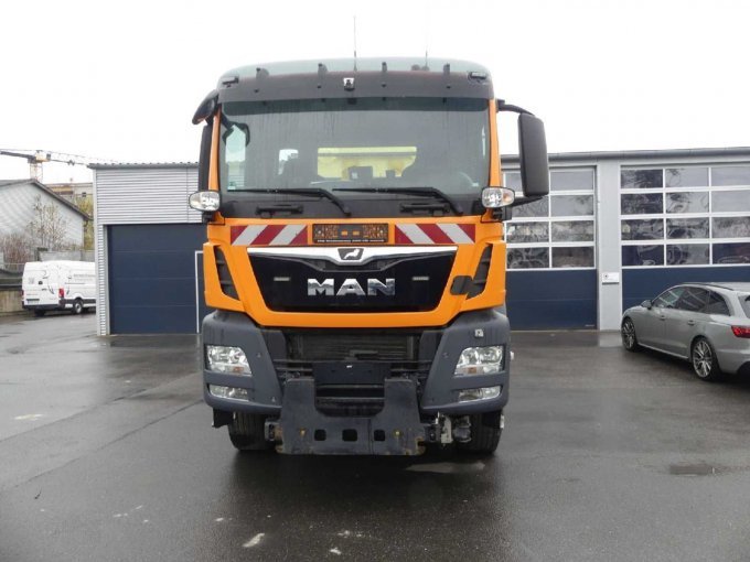 1 vrachtwagen MAN TGS, laadkraan HMF, strooier Küpper, kiepwagen Meiller – Beschadigd – foto 2 – kavel bij Zoll-Auktion, Amberg