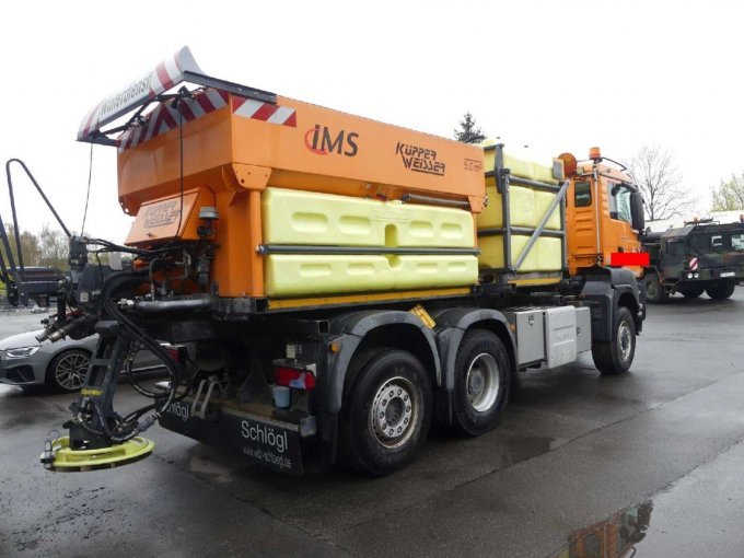 1 vrachtwagen MAN TGS, laadkraan HMF, strooier Küpper, kiepwagen Meiller – Beschadigd – foto 4 – kavel bij Zoll-Auktion, Amberg