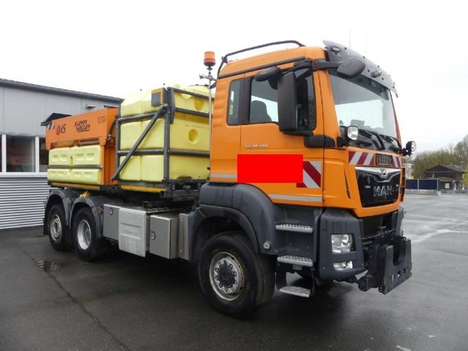 1 vrachtwagen MAN TGS, laadkraan HMF, strooier Küpper, kiepwagen Meiller – Beschadigd – foto 3 – kavel bij Zoll-Auktion, Amberg
