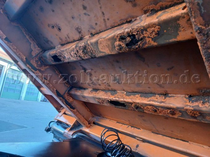 LKW MAN - Rost an der Unterseite der Kippbrücke