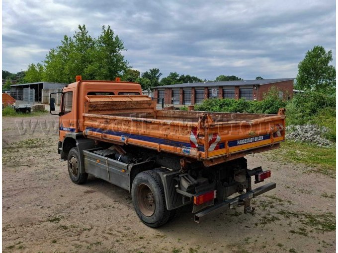 Schräg hinten links