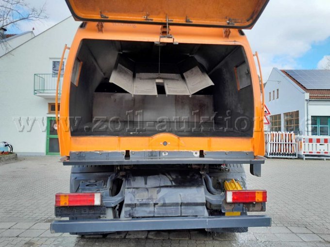 Heckansicht mit offener Klappe
