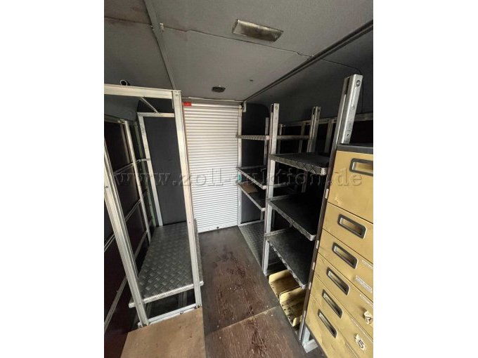 Innenraum mit Regalen