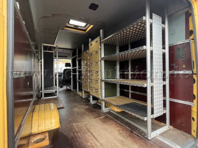 Innenraum mit Regalen