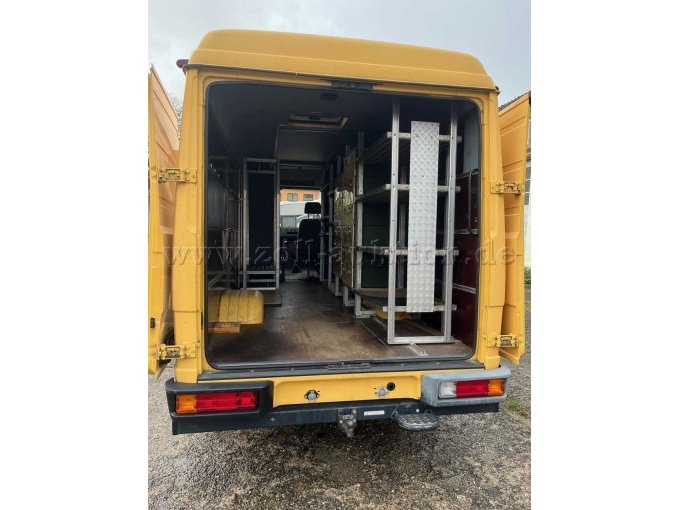 Fahrzeugheck mit Regalen