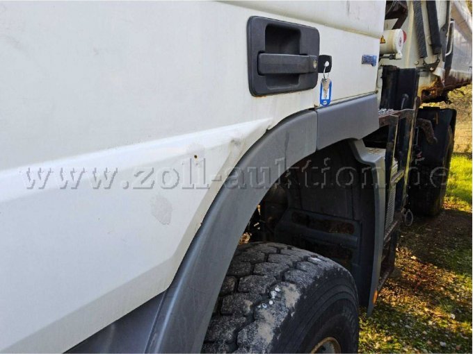 Tür links stark eingedellt